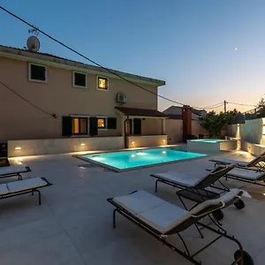 Apartament Lavandula With Heated Swimming Pool, Trogir